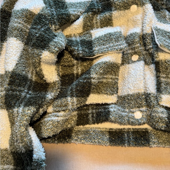 Abercrombie & Fitch White & Green Plaid Cropped Sherpa Jacket (Size XL) - Picture 2 of 6